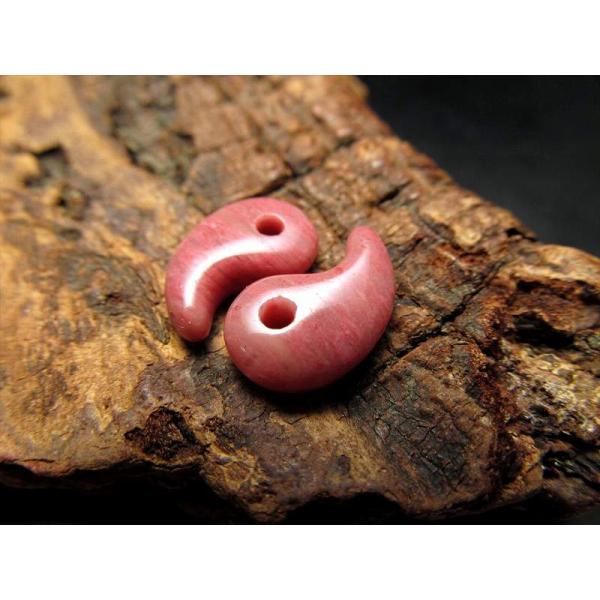 1個売り Sサイズ ピーモンタイトシスト 勾玉(まがたま) 縦約14mm×横約9mm 南アフリカ産 ...