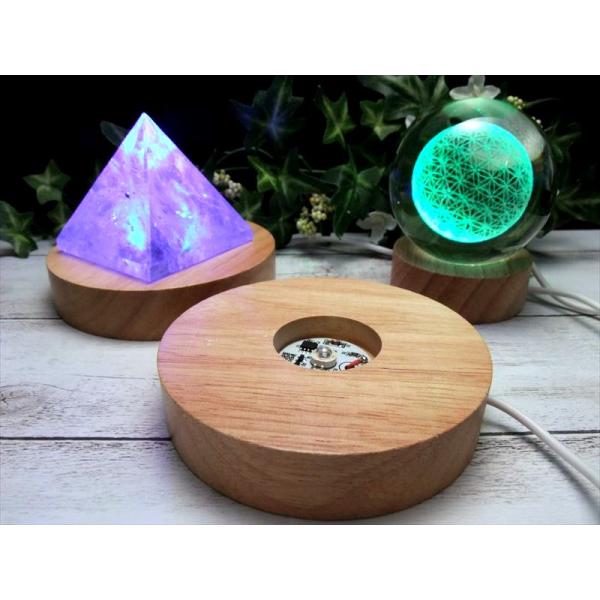 レインボー発光 チャクラカラー 7色 LED発光の木製台座 直径100mm 透明な天然石のディスプレ...