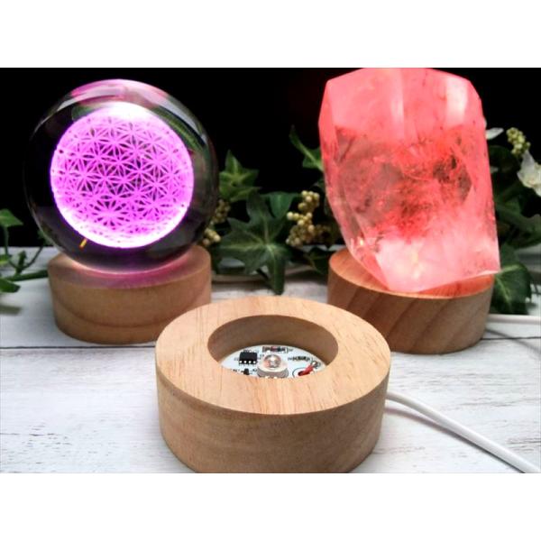 レインボー発光 チャクラカラー 7色 LED発光の木製台座 直径60mm 透明な天然石のディスプレイ...