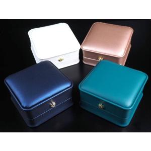 選べる4色 クラウンブレスレットケース 化粧箱 ケースサイズ約9cm×9cm 高級感のあるレザー調 アクセサリー ジュエリー ボックス パワーストーン