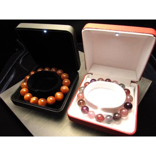 レッド 保管ディスプレイにも最適 自動点灯型LED高級ブレスレットケース ケースサイズ 約9cm×9...