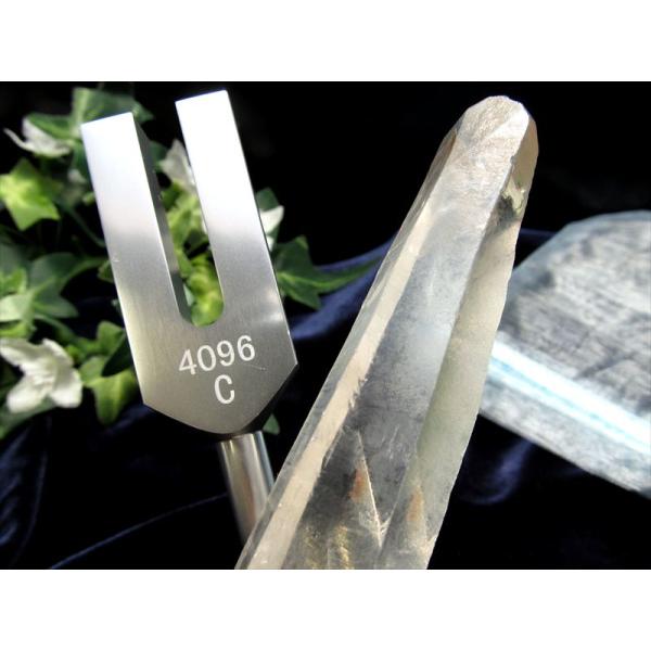 安定感抜群の持ちやすい大きめポイント付き アフリカ産 水晶ポイント付 クリスタルチューナー 音叉浄化...