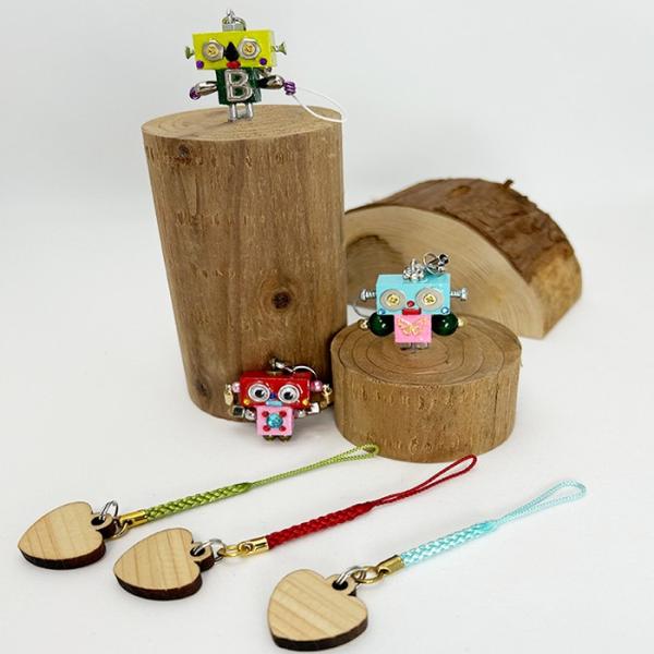 ロボット人形とハートキーホルダー