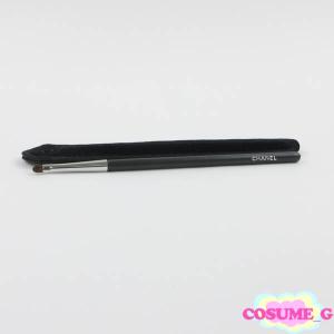 シャネル パンソー コントゥール ポピエール アイシャドウブラシ C853