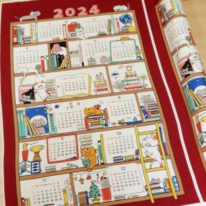 布カレンダー 2024年 猫柄 ネコ柄 book shelf cats 生地 91cm幅×約60ｃｍのパネル販売 壁掛け 商用利用可能 メール便4パネルまで｜cottonhouse-cecile