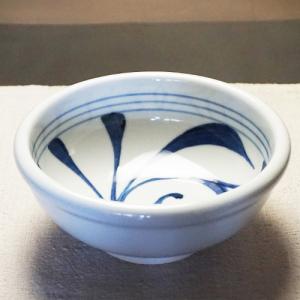 和食器 砥部焼 梅山窯 中鉢 14cm 外底 唐草 : うつわの店 クラフト