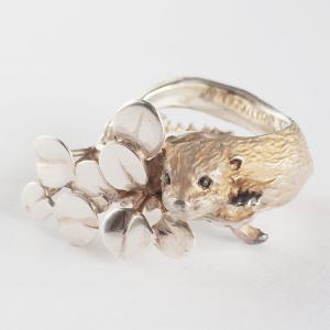 DECOvienya（デコヴィーニャ） 手作りアクセサリー 巣穴のモモンガ