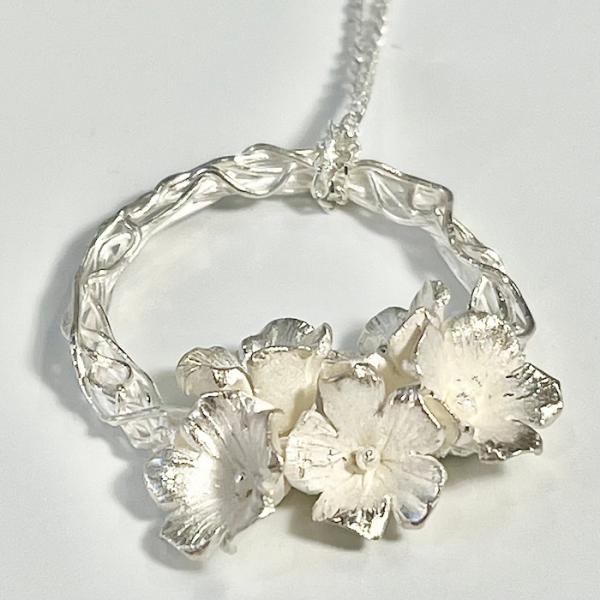 かすみ草のペンダント　作り方解説動画