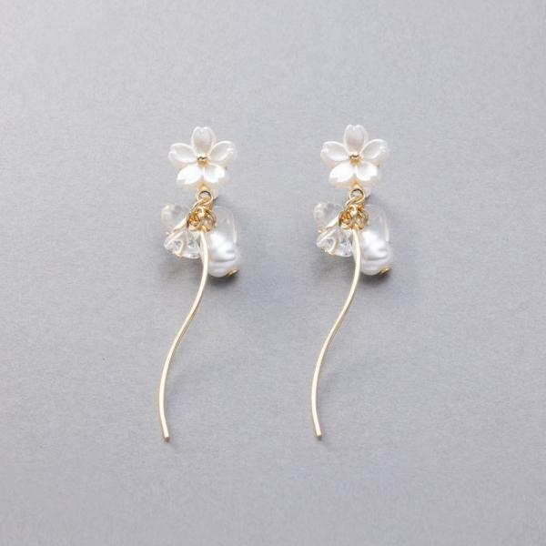 ピアス チタンポスト 低アレルギー ホワイトフラワー 淡水パール ウェーブ メタル バー クリア ビ...