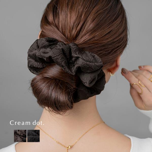シュシュ ヘアゴム ジャガード風 模様 ボリューム 大きめ シック ヘアアクセ ヘアアレンジ 簡単 ...