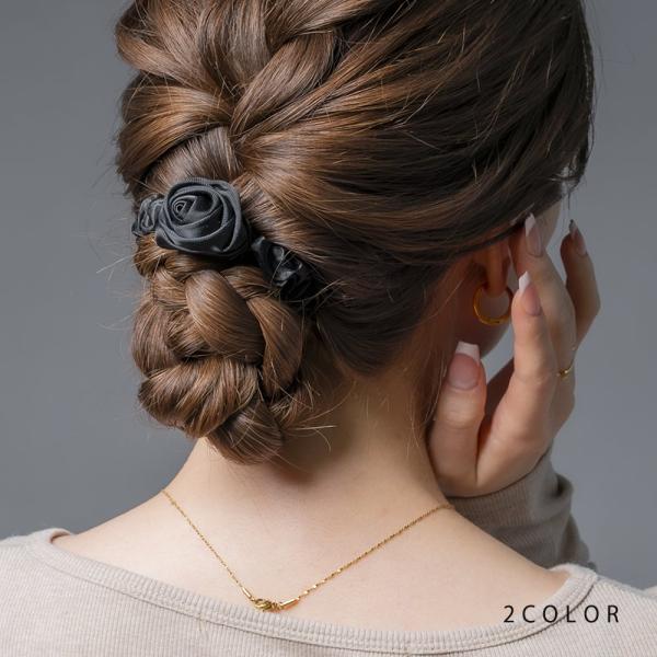 【全品送料無料⇒11月30日23：59迄】シュシュ ヘアゴム ローズ 立体 サテン調 光沢感 バイカ...