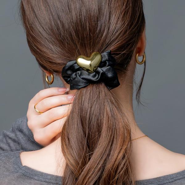 【全品送料無料⇒11月30日23：59迄】シュシュ ヘアゴム ハート メタル ぷっくり 光沢 ヘアア...