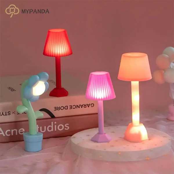 ドールハウス ミニチュア LEDナイトライト フロアランプ ミニデスク 家庭用照明装飾 モデル1:1...