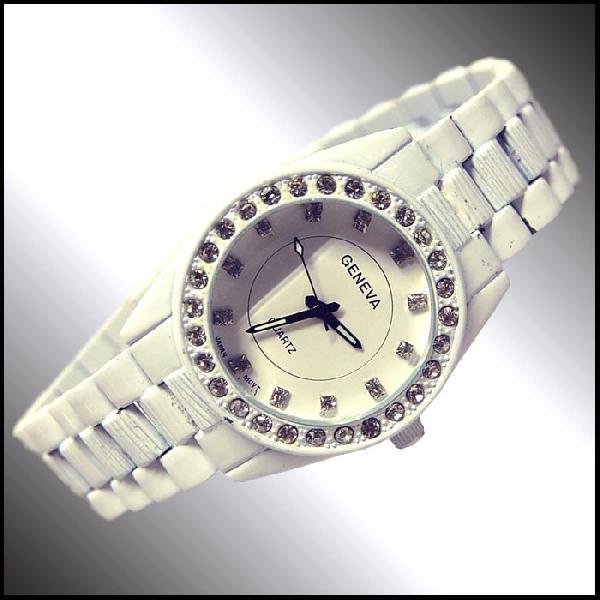 【50%OFF】 GENEVA QUARTZ セレブウォッチ ホワイト ジルコニア ラグジュアリー ...