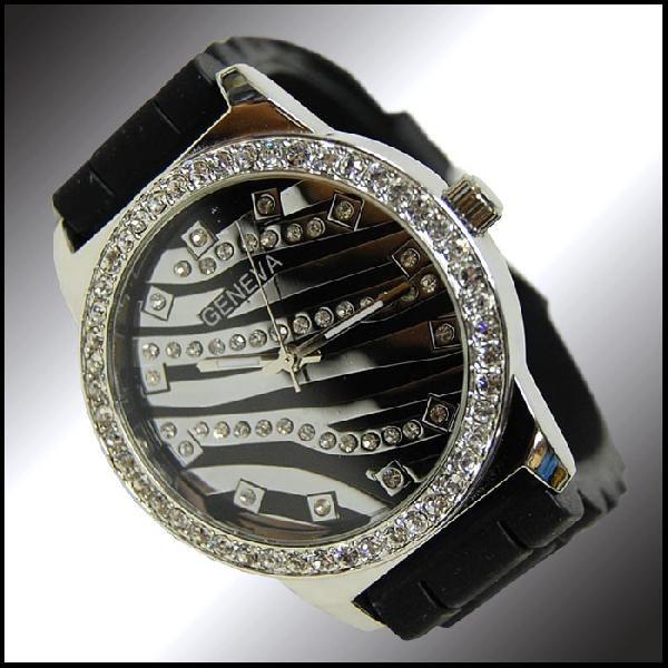 【50%OFF】 GENEVA セレブウォッチ ブラック シルバー ラバーベルト ラグジュアリー ス...