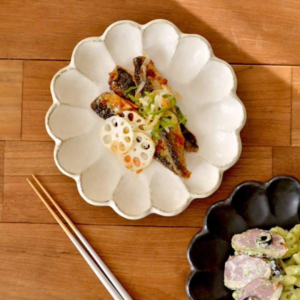 お皿 おしゃれ リンカ 白練 黒練 21cm 七寸皿 カネコ小兵 花型 和食器 中皿 プレート 皿 ...