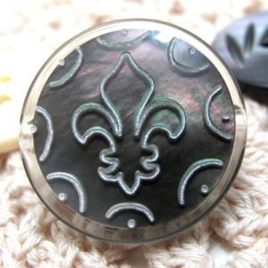 黒蝶貝をポリエステルでコーティングしユリの紋章を加工した ボタン（BL-1260) CPB-060　...