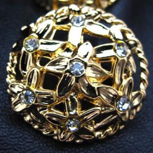 （訳あり）小さなお花をモチーフにし、その中央に小さな クリスタルガラス を使用した 金属 ボタン（G...