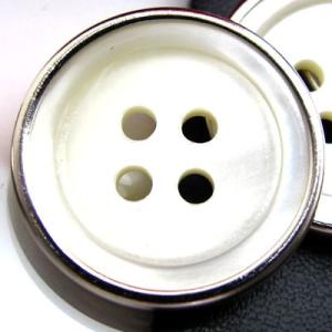 （訳あり）金属に縁のある天然貝のボタンを嵌めこんだ ボタン（1241） CPB-092 15mm ク...