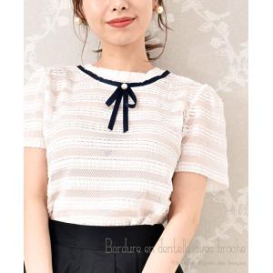 トップス レディース きれいめ 春夏 春夏 ブラウス 半袖 おしゃれ  カジュアル オフィス ホワイト 白 大人 パフスリーブ シフォン リボン ブローチ