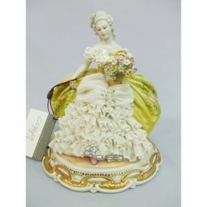 陶器人形 ソファに座る女性と手を差し出す男性 西洋陶器 インテリア