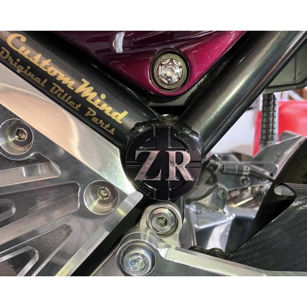 ゼファー1100/400/X用フレームホールプラグ2ZRアルマイトブラック文字面研磨