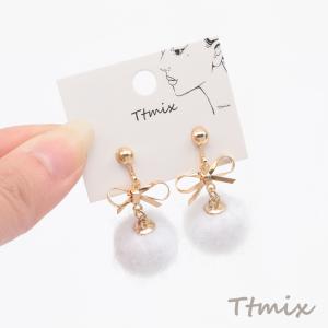 デザインイヤリング リボン&白いポンポン ふわ...の詳細画像1