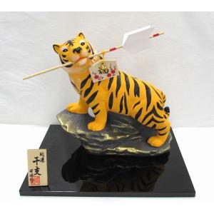 令和４年　干支置物　開運金彩福寅破魔矢　寅　昭峰作　おめでたいお正月の干支の置物です