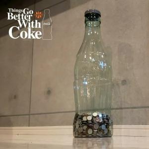 コカコーラ 貯金箱 CocaCola GIANT BOTTLE BANK 高さ60cm PJ-CB01 ボトルコインバンク USA 大きい ビッグ アメリカン雑貨 かっこいい おもしろ雑貨｜デイリー通販Yahoo!店