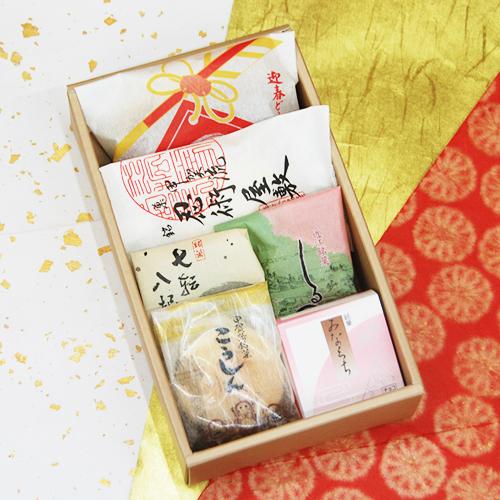 和菓子 迎春どら焼き午 忍術屋敷 七転八起 みなくち しるべ こうしん各1個 お年賀 迎春菓 お菓子...