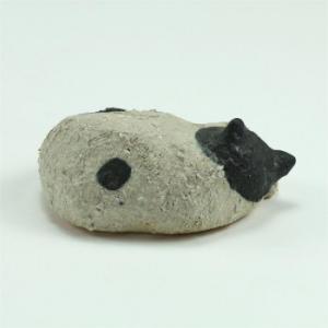 陶里 信楽焼 置物 ねんね猫(白黒) AR254の詳細画像1