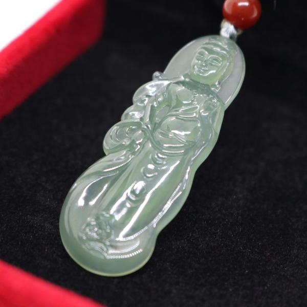 美しく微笑む観音菩薩　ミャンマー天然翡翠　ジェイダイト　ヒスイ　ペンダントヘッド　A貨　天然石　ネッ...