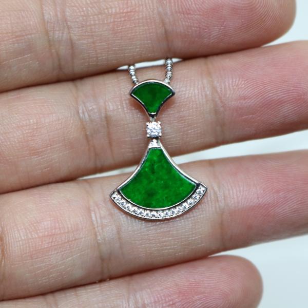 ミャンマー天然翡翠　A貨　ジェイダイト　ヒスイ　ペンダントヘッド　天然石　シルバー925　ネックレス