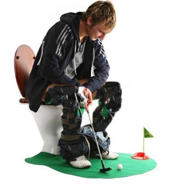 トイレでもゴルフの練習をしちゃうの？トイレ浴室用 ミニゴルフ練習セット おもちゃです。お父さんおじい...