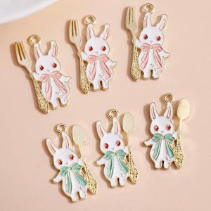にんじんを持ったウサギ☆かわいいアンティークチャーム うさぎ