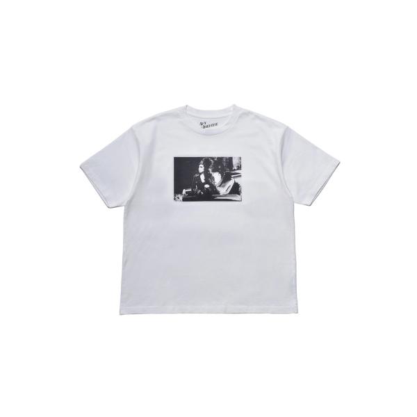 Amy Winehouse Lean On A Car Photo S/S Tee/White(MN...