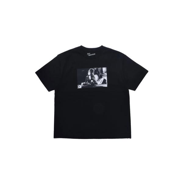 Amy Winehouse Lean On A Car Photo S/S Tee/Black(MN...