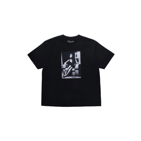 Amy Winehouse Sitting On A Chair Photo S/S Tee/Bla...
