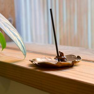 銅製 香立 蓮に蛙 大 ( 退職祝い 定年 お香 線香 リラックス 仏具 人気