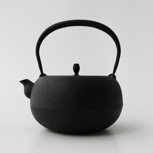 鉄瓶・秋の実 肌 釜定 工房 南部鉄器 / 釜定工房 鉄瓶 : AKI interior