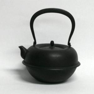 鉄瓶 南部鉄器 やかん 釜定 平丸 あられ 1.7L 白湯 直火 IH対応 ケトル