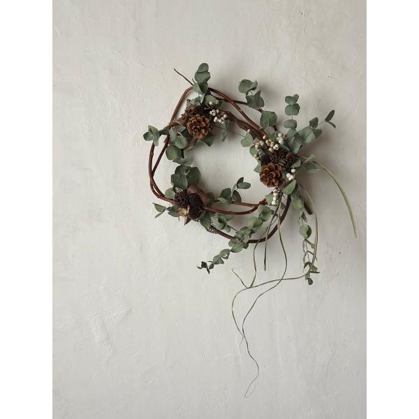 ドライフラワースリース 　インテリアフラワー　木の実とユーカリのアカヅルリース