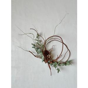 ドライフラワースリース 　インテリアフラワー　木の実とユーカリのアカヅルリース