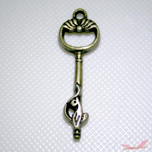 お洒落なキャットデザインを施したアンティークキー チャーム