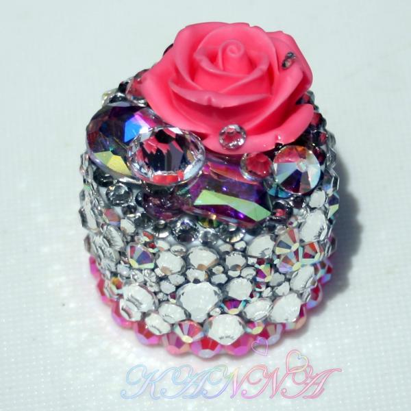 高級ビジューと大きな薔薇のデコペットボトルキャップ  by Kanna