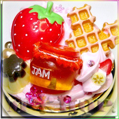 スイーツてんこ盛り ピルケース（苺風）  手作りデコ