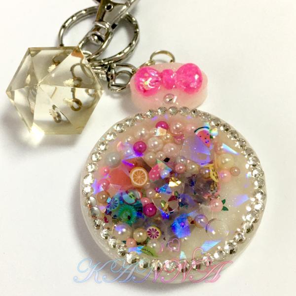 大流行♪ 中身が動く シェイカー  バッグチャーム キーホルダー 懐中時計 ホワイト  by Kan...