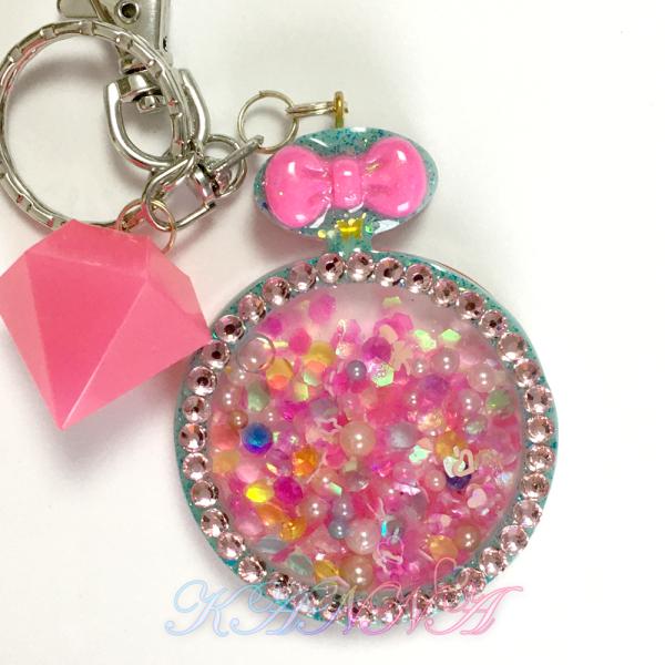 大流行♪ 中身が動く シェイカー  バッグチャーム キーホルダー 懐中時計 グリーンピンク  by ...