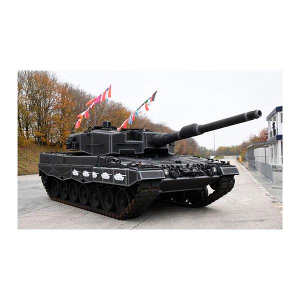 送料無料◆ドイツレベル 1/35 レオパルド 2A4 40周年記念 スペシャルデコレーション プラモ...