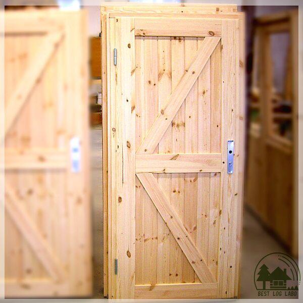 ログハウスに似合う片開き木製ドア（鍵付）　スタンダード　パイン無垢材